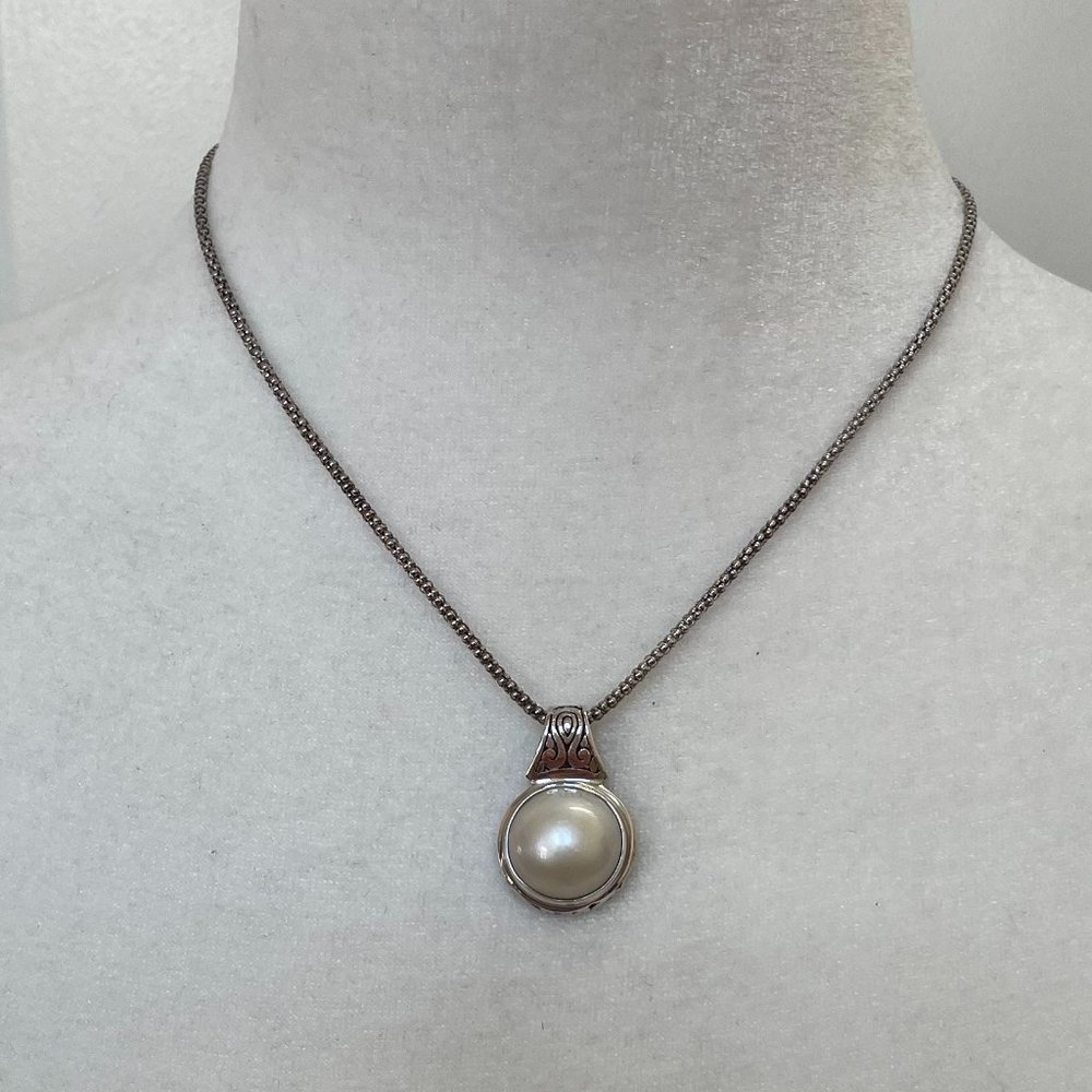 Sterling Silver Pearl Round Pendant Necklace from Annika Witt - Picture 2 of 5